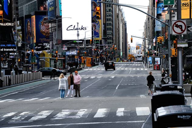 March 22, 2020, New York Manhattan, USA: Tourists taking photos on the empty streets of NYC Time Square. 03 223 20. New York Manhattan Time Square . . New York Manhattan USA - ZUMAs252 20200322_znp_s252_011 Copyright: xMarcusxSantosx
