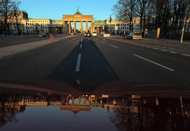 22 03 2020, Berlin, Berlin, GER Effects of the coronavirus Almost no traffic on the Strasse des 17 Juni at the Brandenburg Gate Everyday life, curfew, curfew, outside, outdoor shot, Berlin, Branden