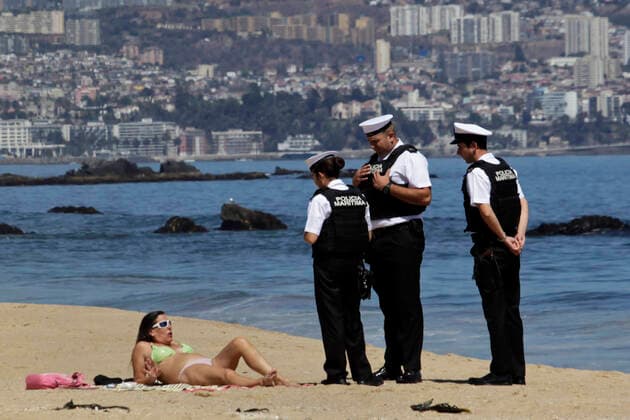 Bilder des Jahres 2020, News 03 März News Bilder des Tages Renaca, 22 de marzo de 2020 Personal de la armada realiza rondas preventivas durante emergencia sanitaria por coronavirus en playa de Renaca. Sebastian Cisternas Aton Chile, Valparaiso Chile Aton_406532 *** Renaca, March 22, 2020 Navy personnel make preventive rounds during coronavirus health emergency at Renaca beach Sebastian Cisternas Aton Chile, Valparaiso Chile Aton 406532  Copyright: SEBASTIANxCISTERNAS ATONxCHILE.