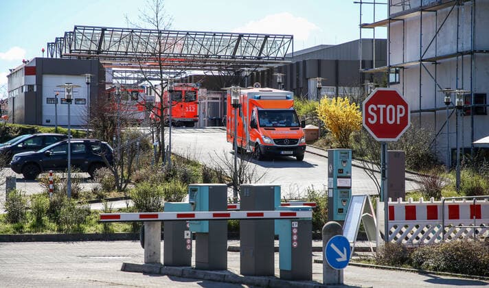 Coronavirus in Berlin Berlin, 22 03 2020, Vivantes Hospital Ambulance of the Berlin fire brigade comes from ambulance access road In the background there are several ambulances of the emergency doctors Because of the coronavirus the clinics have prepared for the emergency Berlin Berlin Germany Humboldt Klinikum