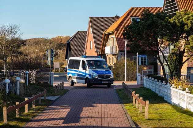 Norderney 22 MAR 2020 The East Frisian island of Norderney is being evacuated by holidaymakers due to the Corona Pandemic Units of the riot police are helping colleagues on Norderney to clear hotels and holiday apartments All tourists must leave Norderney today at the latest EAST Frisia East Frisian Islands Copyright: JanisMEYER Priller&MAUG JMY5F2034X