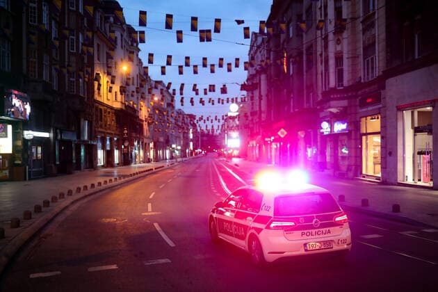 News Bilder des Tages Coronavirus - Curfew in Bosnia and Herzegovina 22.03.2020., Sarajevo, Bosnia and HerHerzegovina - The Bosnian government has declared a mandatory night curfew from 18:00 to 05:00, with residents of age 65 and above permanently banned from leaving their homes. ArminxDurgut PIXSELL