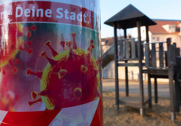 Eine Information der Stadt Erfurt mit einem Foto des Coronavirus vor einem abgesperrten Spielplatz am 22.03.2020 in Erfurt. search: Deutschland Thueringen Soziales Sozial Gesundheit Krise Coronakrise Krankheit Uebertragung uebertragen sozial soziale Kontakt Kontakte Infektion Schmierinfektion infizieren anstecken Ansteckung minimieren Ansteckungsgefahr sperren gesperrt Sicherung Sicherheit TUEV geprueft Pruefung Anordnung Ansteckung Ausgangssperre Behoerden COVID-19 Corona Coronavirus Virus Covid Covid-19 Covid19 Covid 19 Coronaepidemie Epedemie Pandemie Coronainfektion Coronapandemie Coronavirus Outbreak Ausbruch Einschraenkungen Erkrankung Erlass Frust Gesundheit Infektionsschutz Kinder Kindheit Klettergeruest Leere Osterferien Pandemie Regierung SARS-CoV-2 Schaukel Siedlung Spielplatz Spielplaetze Sandkasten Sandkaesten Spielgerae