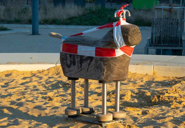 Ein abgesperrter Spielplatz am 22.03.2020 in Erfurt. search: Deutschland Thueringen Soziales Sozial Gesundheit Krise Coronakrise Krankheit Uebertragung uebertragen sozial soziale Kontakt Kontakte Infektion Schmierinfektion infizieren anstecken Ansteckung minimieren Ansteckungsgefahr sperren gesperrt Sicherung Sicherheit TUEV geprueft Pruefung Anordnung Ansteckung Ausgangssperre Behoerden COVID-19 Corona Coronavirus Virus Covid Covid-19 Covid19 Covid 19 Coronaepidemie Epedemie Pandemie Coronainfektion Coronapandemie Coronavirus Outbreak Ausbruch Einschraenkungen Erkrankung Erlass Frust Gesundheit Infektionsschutz Kinder Kindheit Klettergeruest Leere Osterferien Pandemie Regierung SARS-CoV-2 Schaukel Siedlung Spielplatz Spielplaetze Sandkasten Sandkaesten Spielgeraet Spielgeraete Symbolfoto Symbolbild Symbolphoto Symbolik symbolisch TC
