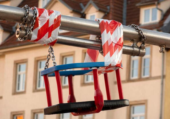 Eine mit Absperrband fixierte Schaukel auf einem Spielplatz am 22.03.2020 in Erfurt. search: Deutschland Thueringen Soziales Sozial Gesundheit Krise Coronakrise Krankheit Uebertragung uebertragen sozial soziale Kontakt Kontakte Infektion Schmierinfektion infizieren anstecken Ansteckung minimieren Ansteckungsgefahr sperren gesperrt Sicherung Sicherheit TUEV geprueft Pruefung Anordnung Ansteckung Ausgangssperre Behoerden COVID-19 Corona Coronavirus Virus Covid Covid-19 Covid19 Covid 19 Coronaepidemie Epedemie Pandemie Coronainfektion Coronapandemie Coronavirus Outbreak Ausbruch Einschraenkungen Erkrankung Erlass Frust Gesundheit Infektionsschutz Kinder Kindheit Klettergeruest Leere Osterferien Pandemie Regierung SARS-CoV-2 Schaukel Siedlung Spielplatz Spielplaetze Sandkasten Sandkaesten Spielgeraet Spielgeraete Symbolfoto Symbolbild Sy