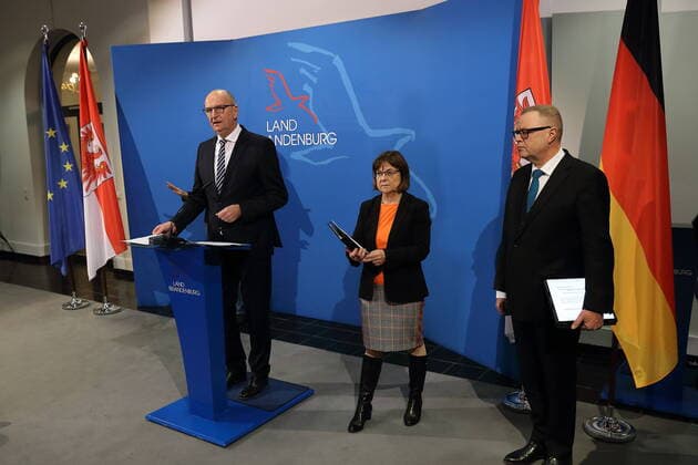 Minister President Dietmar Woidke SPD , Minister of Health Ursula Nonnemacher Bündnis 90 Die Grünen and Minister of the Interior Michael Stübgen CDU , from left, during a press conference on further measures against the spread of the coronavirus, such as a ban on entering public places, with exceptions subject to the restriction of contact to two persons and a minim