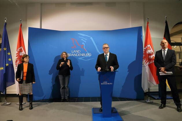 Health Minister Ursula Nonnemacher Bündnis 90 Die Grünen , Sign Language Interpreter Gudrun Hillert , Minister of the Interior Michael Stübgen CDU and Prime Minister Dietmar Woidke SPD , from left , during a press conference on further measures against the spread of the coronavirus, such as a ban on entering public places