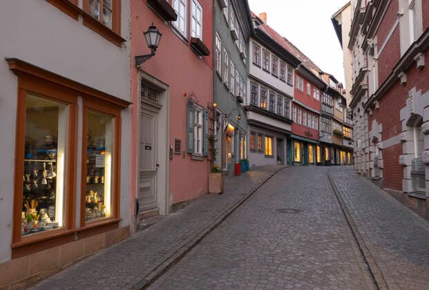 Blick auf die menschleere Kraemerbruecke am 22.03.2020 in Erfurt. search: Deutschland Thueringen Aussenaufnahme Tourismus Rueckgang ausbleiben ausbleibend Sehenswuerdigkeit Sehenswuerdigkeiten Tourismuskrise Stadt Stadtansicht Umsatzausfall Umsatzausfaelle schliessen geschlossen Schliessung Pleite Umsaetze Umsatzrueckgang Ueberleben laufende Kosten Miete ausbleibende Einnahmen Leere leer flaute Soziales Sozial Gesundheit Krise Coronakrise Krankheit Uebertragung uebertragen sozial soziale Kontakt Kontakte Infektion Schmierinfektion infizieren anstecken Ansteckung minimieren Ansteckungsgefahr sperren gesperrt Sicherung Sicherheit Anordnung Ansteckung Ausgangssperre Behoerden COVID-19 Corona Coronavirus Virus Covid Covid-19 Covid19 Covid 19 Coronaepidemie Epedemie Pandemie Coronainfektion Coronapandemie Coronavirus Outbreak Ausbruch Eins