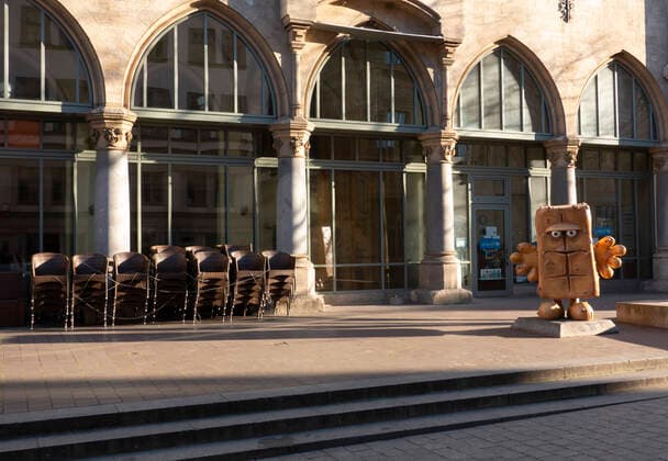 Stuehle stehen vor einem geschlossenen Restaurant und der Figur Bernd das Brot auf dem Fischmarkt am 22.03.2020 in Erfurt. search: Deutschland Thueringen Aussenaufnahme Tourismus Tourismuskrise Stadt Stadtansicht Gastronomie Restaurant Restaurants keine Gaeste Umsatzausfall Umsatzausfaelle schliessen geschlossen Schliessung Pleite Umsaetze Umsatzrueckgang Ueberleben gastronomisch Dienstleistung laufende Kosten Miete ausbleibende Einnahmen Leere Stuhl Stuehle flaute Soziales Sozial Gesundheit Krise Coronakrise Krankheit Uebertragung uebertragen sozial soziale Kontakt Kontakte Infektion Schmierinfektion infizieren anstecken Ansteckung minimieren Ansteckungsgefahr sperren gesperrt Sicherung Sicherheit Anordnung Ansteckung Ausgangssperre Behoerden COVID-19 Corona Coronavirus Virus Covid Covid-19 Covid19 Covid 19 Coronaepidemie Epedemie Pa