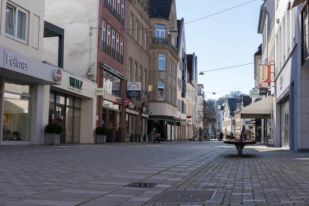 leere Obernstraße Fussgängerzone und Einkaufsstraße Obernstraße in Bielefeld, leer wegen Corona-Pandemie pedestrian and shopping street Obernstr. in Bielefeld, empty due to Corona epidemic, 22.3.2020