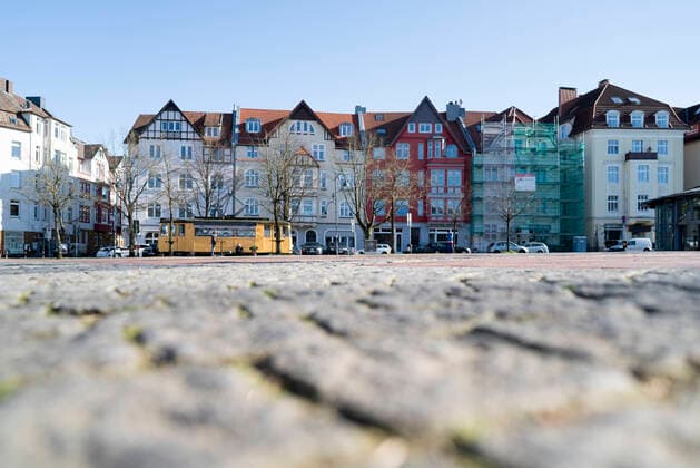 News Bilder des Tages leerer Siegfriedplatz Der sonst bei schönem Wetter überlaufene Siegfriedplatz (Siggi) in Bielefeld liegt wegen der Corona Pandemie menschenleer in der Nachmittagssonne popular Siegfriedplatz in Bielefeld is empty due to Corona epidemic, 22.3.2020