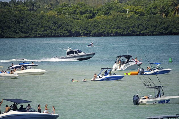 March 22, 2020, Miami Beach, FL, USA: Indian Creek Village Police patrol the Haulover Sandbar as the coronavirus pandemic continues on Sunday, March 22, 2020 in Miami Beach, Fla. Miami Beach USA - ZUMAm67_ 20200322_zaf_m67_008 Copyright: xDavidxSantiagox