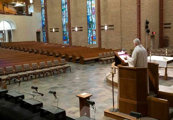 March 22, 2020, Austin, Texas, USA: Pastor John Van Haneghan of Saint Martin s Lutheran Church preaches to an empty sanctuary that would normally hold several hundred worshipers on a Sunday morning in downtown Austin. The church is offering online services while crowd restrictions are in place due to the coronavirus pandemic. Austin USA - ZUMAd150 20200322_znp_d150_007 Copyright: xBobxDaemmrichx