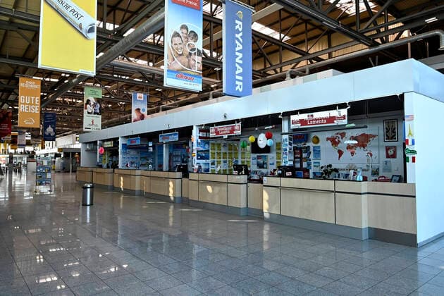 The airport Niederrhein Own designation Airport Weeze is a commercial airport in the North Rhine-Westphalian state of NRW Weeze The airport, airport is mainly used by the Irish airline Ryanair Due to the coronavirus Covid 19 there are hardly any aircraft movements at Weeze Airport The photo shows the empty departure hall and the closed Ryanair counters, photographed on 22 03 2020 Â