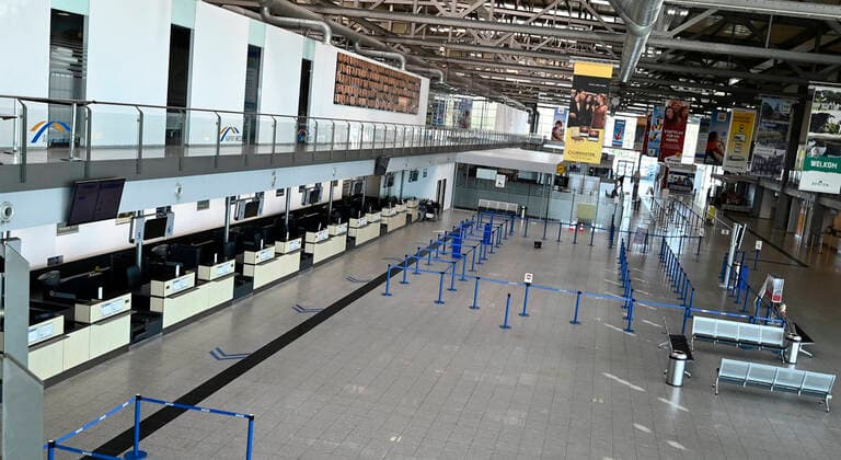 The airport Niederrhein Own designation Airport Weeze is a commercial airport in the North Rhine-Westphalian state of NRW Weeze The airport, airport is mainly used by the Irish airline Ryanair Due to the coronavirus Covid 19 there are hardly any aircraft movements at Weeze Airport The photo shows the empty departure hall and the closed Ryanair counters, photographed on 22 03 2020 Â