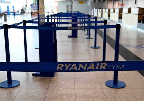 The airport Niederrhein Own designation Airport Weeze is a commercial airport in the North Rhine-Westphalian state of NRW Weeze The airport, airport is mainly used by the Irish airline Ryanair Due to the coronavirus Covid 19 there are hardly any aircraft movements at Weeze Airport The photo shows the empty departure hall and the closed Ryanair counters, photographed on 22 03 2020 Â