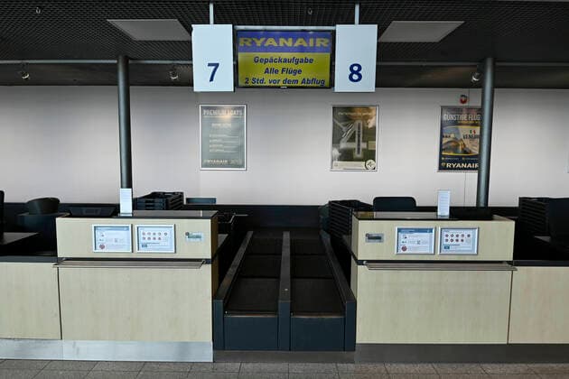 The airport Niederrhein Own designation Airport Weeze is a commercial airport in the North Rhine-Westphalian state of NRW Weeze The airport, airport is mainly used by the Irish airline Ryanair Due to the coronavirus Covid 19 there are hardly any aircraft movements at Weeze Airport The photo shows the empty departure hall and the closed Ryanair counters, photographed on 22 03 2020 Â