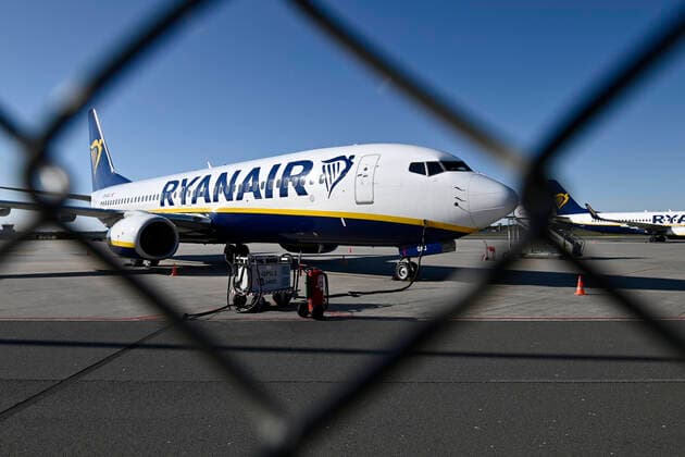 The airport Niederrhein Own designation Airport Weeze is a commercial airport in the North Rhine-Westphalian state of NRW Weeze The airport, airport is mainly used by the Irish airline Ryanair Due to the coronavirus Covid 19 there are hardly any aircraft movements at Weeze Airport The photo shows a parked Ryanair aircraft at Weeze Airport, photographed on 22 03 2020 Â