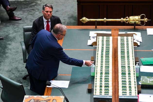 CORONAVIRUS LEGISLATION PARLIAMENT, Australian Opposition Leader Anthony Albanese uses hand sanitiser as he attends a parliamentary sitting under rules of social distancing in the House of Representatives at Parliament House in Canberra, Monday, March 23, 2020. ( NO ARCHIVING, EDITORIAL USE ONLY, NO USE IN BOOKS WITHOUT CONSENT CANBERRA ACT AUSTRALIA  Copyright: xLUKASxCOCHx 20200323001458840044