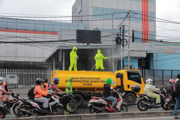 Spraying disinfectant to prevent the spread of COVID-19 in Jakarta - 22 March 2020. Indonesian firefighter spray disinfectant in the road in Jakarta, Indonesia, on March 22, 2020. Spraying to prevent the spread of COVID-19. that continues to plague. (Photo by Yogi Aroon Sidabariba INA Photo Agency imago images) 