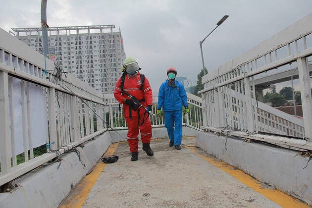 Spraying disinfectant to prevent the spread of COVID-19 in Jakarta - 22 March 2020. Indonesian firefighter spray disinfectant in the road in Jakarta, Indonesia, on March 22, 2020. Spraying to prevent the spread of COVID-19. that continues to plague. (Photo by Yogi Aroon Sidabariba INA Photo Agency imago images) 
