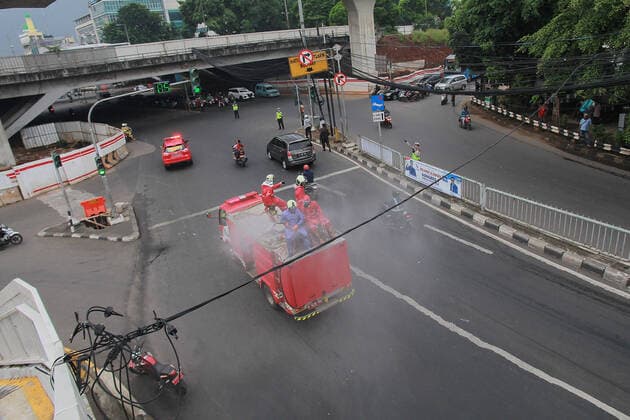 Spraying disinfectant to prevent the spread of COVID-19 in Jakarta - 22 March 2020. Indonesian firefighter spray disinfectant in the road in Jakarta, Indonesia, on March 22, 2020. Spraying to prevent the spread of COVID-19. that continues to plague. (Photo by Yogi Aroon Sidabariba INA Photo Agency imago images) 