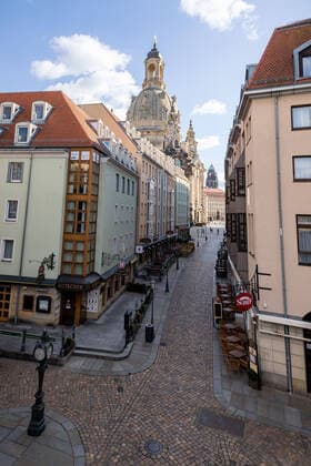 Sunday afternoon day 2 after the municipal general decree with exit restrictions in Dresden due to the new coronavirus View of the empty Münzgasse up to Neumarku with Frauenkirche, photographed from Brühlsche Terrasse 22 03 2020, Dresden, Germany, Dresden Altstadt, Dresden