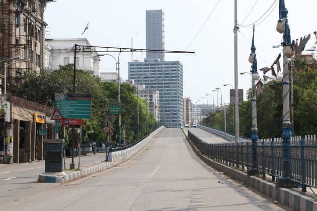 India: Civil curfew against COVID-19 a deserted road during a one-day Janata (civil) curfew imposed as a preventive measure against the COVID-19 coronavirus, in Kolkata on March 22, 2020. Nearly one billion people around the world were confined to their homes, as the coronavirus death toll crossed 13,000 and factories were shut in worst-hit Italy after another single-day fatalities record. West Bengal India Copyright: DipaxChakraborty
