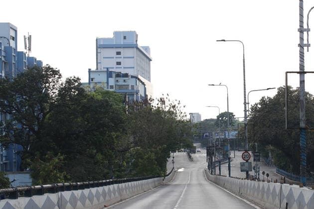 India: Civil curfew against COVID-19 a deserted road during a one-day Janata (civil) curfew imposed as a preventive measure against the COVID-19 coronavirus, in Kolkata on March 22, 2020. Nearly one billion people around the world were confined to their homes, as the coronavirus death toll crossed 13,000 and factories were shut in worst-hit Italy after another single-day fatalities record. West Bengal India Copyright: DipaxChakraborty