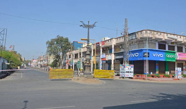 India: Curfew due to COVID-19 cases in Bhilwara A usual busy street in the centre of the city is deserted during curfew imposed by the authorities in order to control the spread of the deadly coronavirus COVID-19 in Bhilwara. The deadly novel coronavirus cases in India rose to 396 on Sunday. Bhilwara Rajasthan India Copyright: SumitxSaraswat