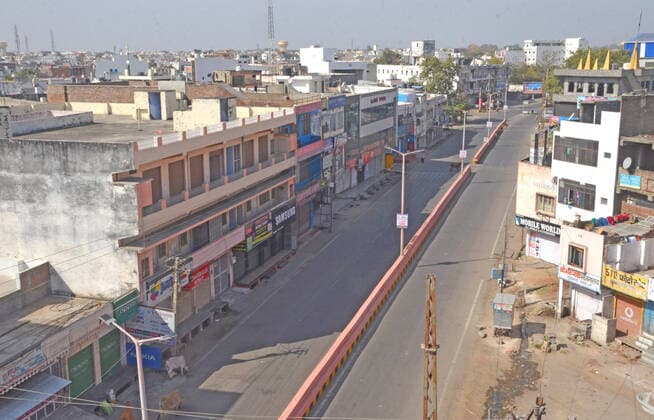 India: Curfew due to COVID-19 cases in Bhilwara A usual busy street in the centre of the city is deserted during curfew imposed by the authorities in order to control the spread of the deadly coronavirus COVID-19 in Bhilwara. The deadly novel coronavirus cases in India rose to 396 on Sunday. Bhilwara Rajasthan India Copyright: SumitxSaraswat