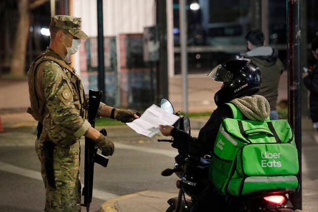 Vi-a del Mar, March 23, 2020 Military patrols the streets of Valparaiso during the curfew imposed to prevent the spread of the coronavirus Sebastian Cisternas Aton Chile, Valparaiso Chile Aton 406684  Copyright: SEBASTIANxCISTERNAS ATONxCHILE.