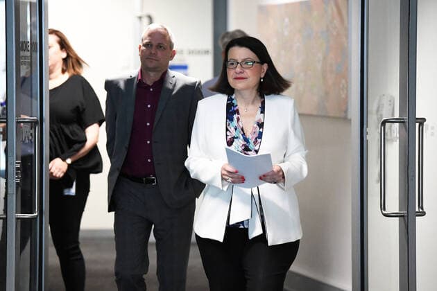 JENNY MIKAKOS CORONAVIRUS, Victorian Health Minister Jenny Mikakos (right) arrives to a press conference in Melbourne, Monday, March 23, 2020. Mikakos has provided an update on Corona virus and announced visitor limitations at Victorian hospitals. ( NO ARCHIVING, EDITORIAL USE ONLY, NO USE IN BOOKS WITHOUT CONSENT MELBOURNE VIC AUSTRALIA  Copyright: xJAMESxROSSx 20200323001458865181