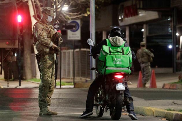 Vi-a del Mar, March 23, 2020 Military patrols the streets of Valparaiso during the curfew imposed to prevent the spread of the coronavirus Sebastian Cisternas Aton Chile, Valparaiso Chile Aton 406727  Copyright: SEBASTIANxCISTERNAS ATONxCHILE.