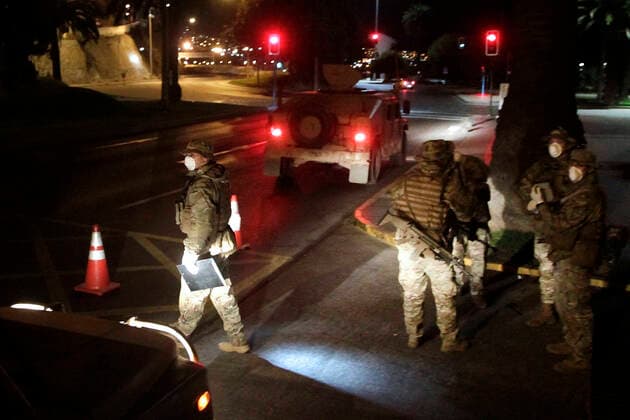 Vi-a del Mar, March 23, 2020 Military patrols the streets of Valparaiso during the curfew imposed to prevent the spread of the coronavirus Sebastian Cisternas Aton Chile, Valparaiso Chile Aton 406728  Copyright: SEBASTIANxCISTERNAS ATONxCHILE.