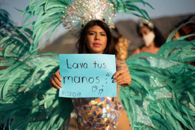 News Bilder des Tages March 22, 2020, Jalcomulco, Veracruz, Mo xico: Members of the LGBTTI court of the Jalcomulco carnival carry out an awareness and prevention campaign of COVID-19. The royal court is made up of a queen and princesses who dance and celebrate during the carnival through the streets of the town. This year, the party and carnival have been canceled to prevent some kind of contagion among the population, however, the court does not miss the opportunity to send a message to the residents to wash their hands and avoid leaving home. In the image, the carnival princess holds a sign that says: Wash your hands Jalcomulco MÃ xico - ZUMAqp1_ 20200322_zip_qp1_021 Copyright: xHectorxAdolfoxQuintanarxPerezx