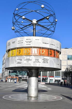 The world time clock on Alexanderplatz The Berliners follow the recommendations and measures of the German government to combat the corona epidemic Berlin, 22 03 2020 Foto:xF.xKernx xFuturexImage