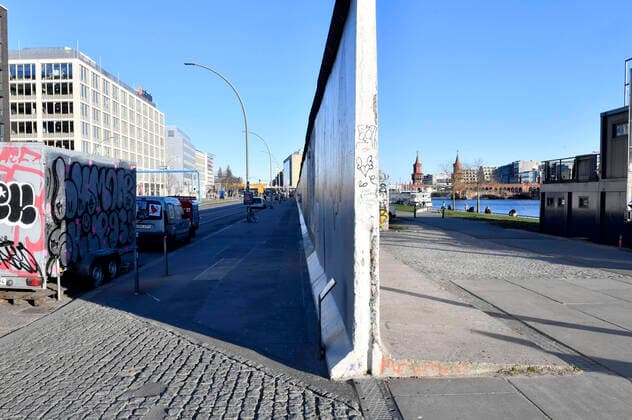 At the East Side Gallery The Berliners follow the recommendations and measures of the German government to combat the corona epidemic Berlin, 22 03 2020 Foto:xF.xKernx xFuturexImage