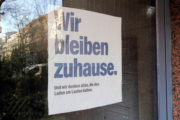 22 03 2020, Berlin, Germany Corona crisis Photo note on the front door of an apartment building in Berlin with the inscription We stay at home And we thank everyone who keeps the shop running