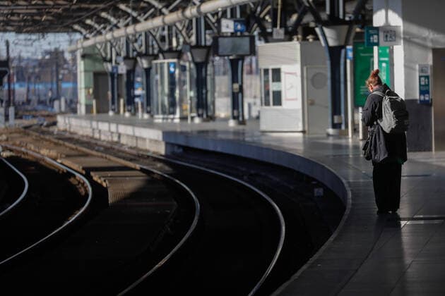 Illustration picture shows passengers at Brussel Zuid Bruxelles Midi railway station during the installation of a train service of national interest (treindienst van nationaal belang - service de train d interet national), in Brussels, Monday 23 March 2020. From March 18th, new measures are taken to avoid the spread of the Covid-19. There are 3401 persons infected in Belgium, so far.  THIERRYxROGE 2491396