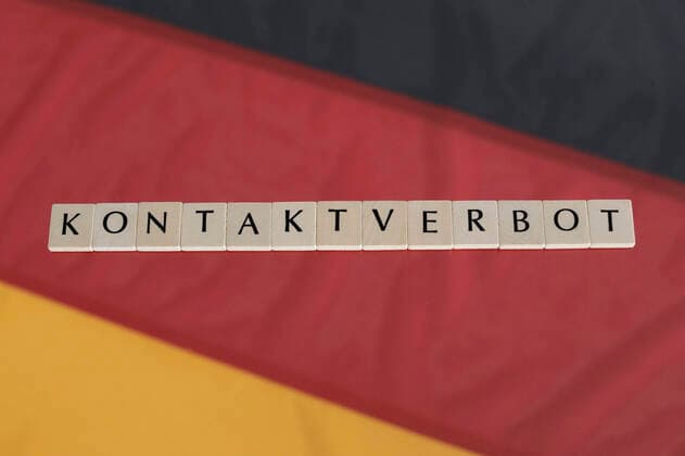 Eine Deutschlandfahne mit dem Schriftzug Kontaktverbot, DEU, Berlin, 23.03.2020