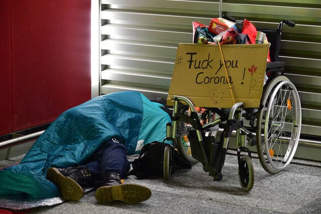 Frankfurt Airport is almost deserted on Sunday 22 3 2020 during the curfew in the Corona crisis There is little activity in the departure area, many flights are cancelled This homeless person shows protest bub