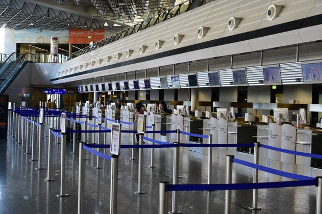 Frankfurt Airport is almost deserted on Sunday 22 3 2020 during the initial restrictions in the Corona crisis There is little activity in the departure area, many flights are cancelled bub