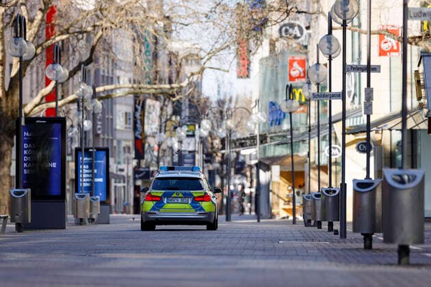 The deserted Schildergasse with police patrol during the Corona crisis Cologne, 22 03 2020 Foto:xC.xHardtx xFuturexImage