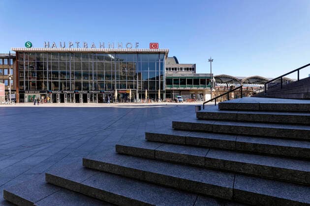 The deserted station forecourt with cathedral stairs and central station during the corona crisis Cologne, 22 03 2020 Foto:xC.xHardtx xFuturexImage