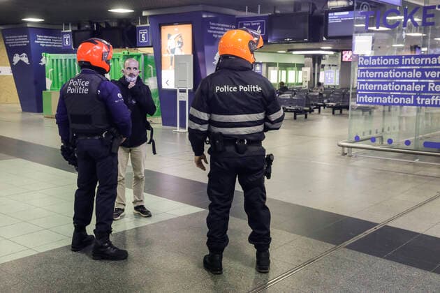 Illustration picture shows police at Brussel Zuid Bruxelles Midi railway station during the installation of a train service of national interest (treindienst van nationaal belang - service de train d interet national), in Brussels, Monday 23 March 2020. From March 18th, new measures are taken to avoid the spread of the Covid-19. There are 3401 persons infected in Belgium, so far.  THIERRYxROGE 2491431