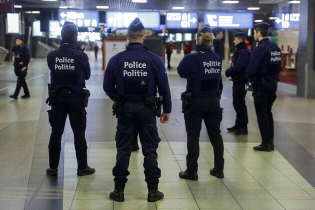 Illustration picture shows police at Brussel Zuid Bruxelles Midi railway station during the installation of a train service of national interest (treindienst van nationaal belang - service de train d interet national), in Brussels, Monday 23 March 2020. From March 18th, new measures are taken to avoid the spread of the Covid-19. There are 3401 persons infected in Belgium, so far.  THIERRYxROGE 2491438