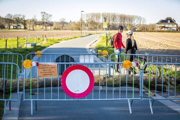 2020-03-22 18:08:42 KANNE (B) - Afzettingen bij de grens tussen Nederland en Belgie. Om het coronavirus in te dammen, sluiten Belgische grensgemeenten sluipwegen naar Nederland af met barricades. ANP MARCEL VAN HOORN  Copyright: xx x408925846x