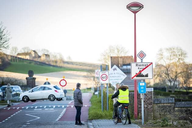2020-03-22 18:22:09 KANNE (B) - Afzettingen bij de grens tussen Nederland en Belgie. Om het coronavirus in te dammen, sluiten Belgische grensgemeenten sluipwegen naar Nederland af met barricades. ANP MARCEL VAN HOORN  Copyright: xx x408925855x