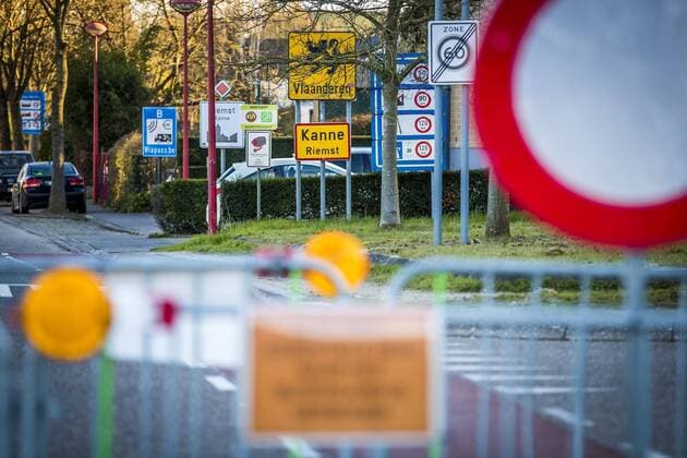 2020-03-22 18:34:51 KANNE (B) - Afzettingen bij de grens tussen Nederland en Belgie. Om het coronavirus in te dammen, sluiten Belgische grensgemeenten sluipwegen naar Nederland af met barricades. ANP MARCEL VAN HOORN  Copyright: xx x408925911x